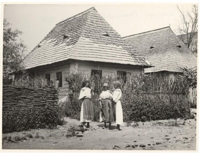 
Подкарпатская-Русь.-С.-Протопопов-1927-год. Источник: Русинский мир https://rusinskiimir.ru/михаил-куцин-перевёл-интересный-мате/фото-подкарпатская-русь-с-протопопов-2/.