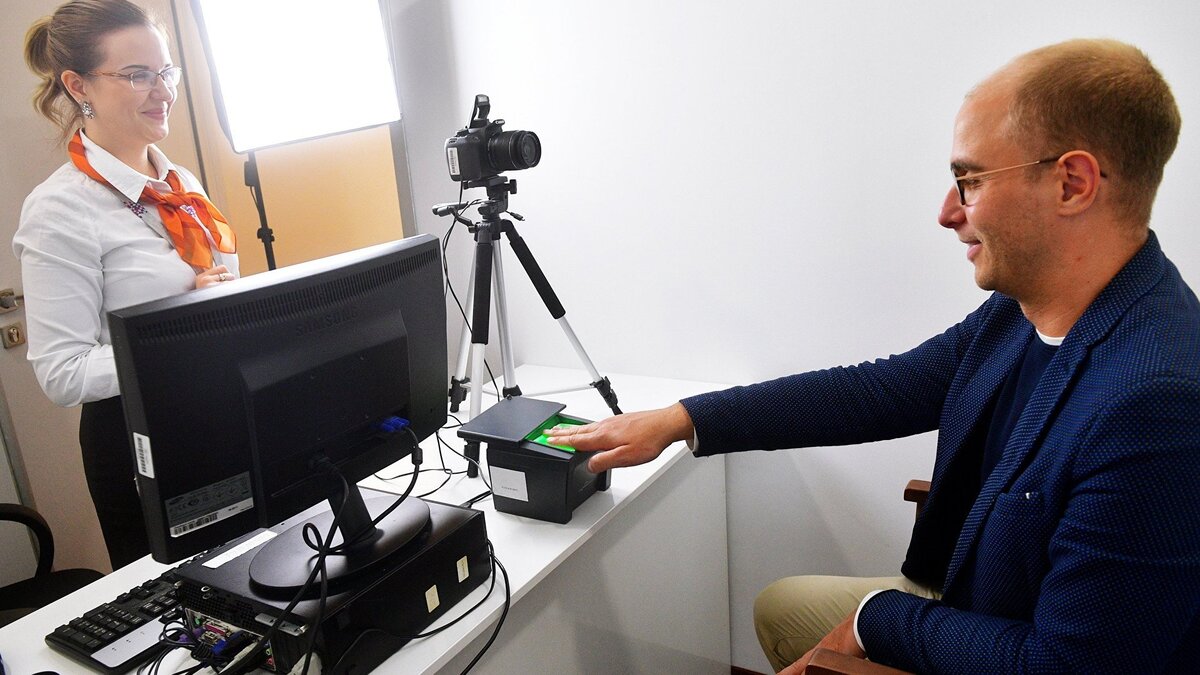    % Демонстрация процедуры снятия биометрических данных© РИА Новости . Алексей Куденко