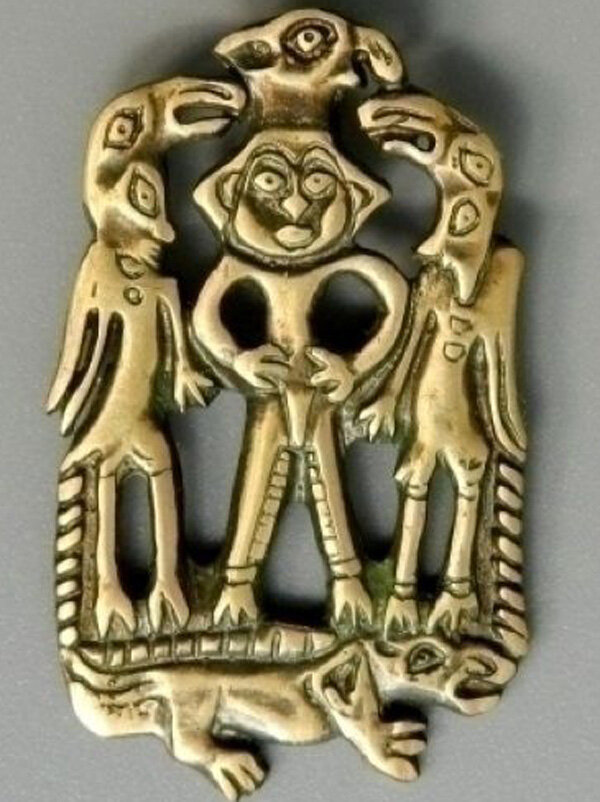 Жрец стоит на ящере (крокодиле), попирая его. (Пермь.)