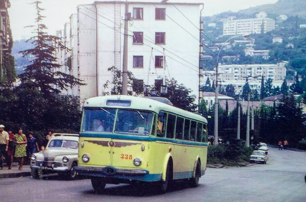 Троллейбус Škoda 8Tr №338, Ялта, улица Московская, 1973 год. Фото из музея ГУП РК "Крымтроллейбус".