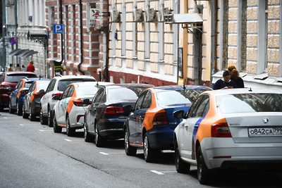    Автомобили каршеринга осенью в Москве ©Александр Манзюк РИАМО