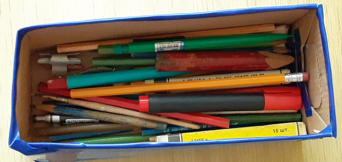 Коробка с карандашами. Пока еще не разобрана