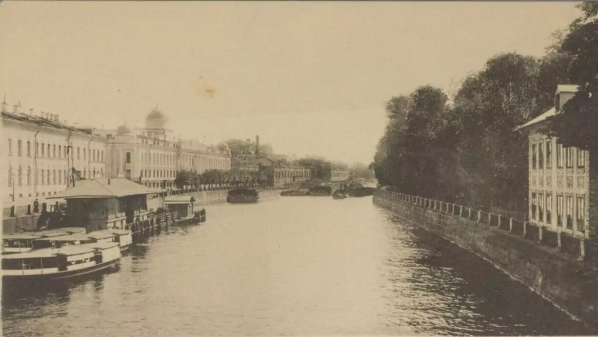 Фонтанка у Летнего сада, фото 1912 года. Здесь и далее листайте вперед, чтобы увидеть окрашенные фото