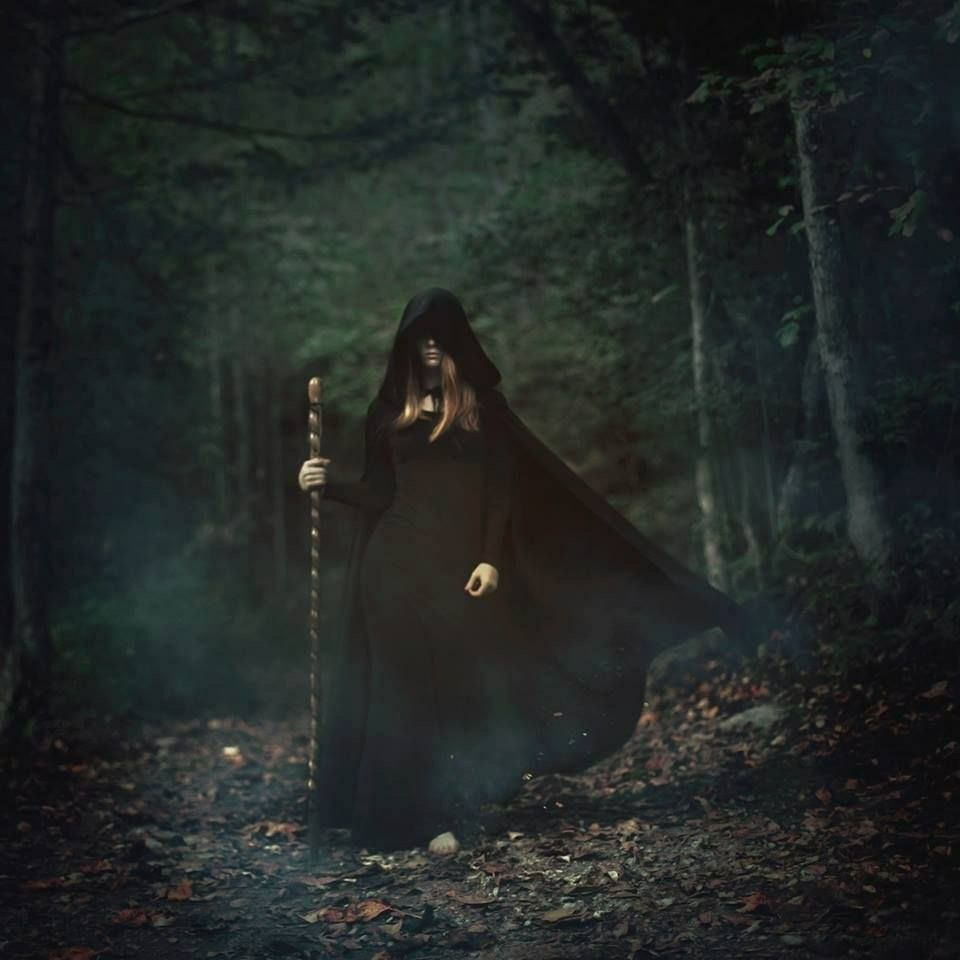 Демина ведьмина ночь. Ведьма в лесу. Колдунья в лесу. Лесная ведьма. Фотосессия ведьма в лесу.