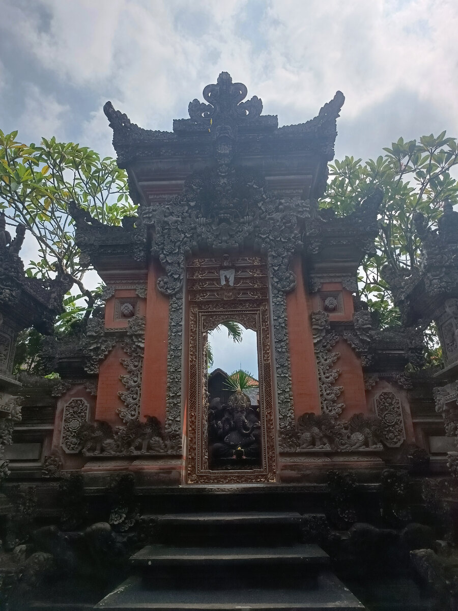 Один из многочисленных подобных входов на территорию в Убуде. Часто бывают разные орнаменты, статуи и озеленение.