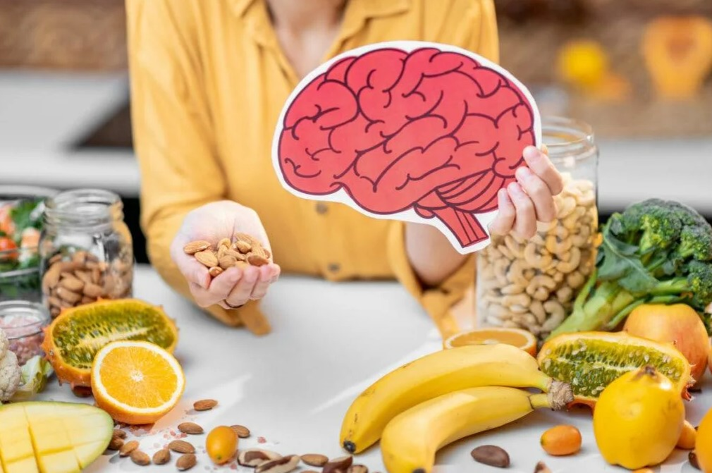 Мозг и память после 40. Еда для мозга. Продукты для мозга. Полезная пища для мозга. Продукты полезные для мозга.