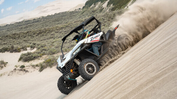 С завода на ZFORCE 1000 Sport R EPS установлены прочные покрышки с бедлоками от разбортировки, настраиваемые амортизаторы с большим ходом, усилитель руля и лебедка — со всем этим можно смело покорять полное бездорожье