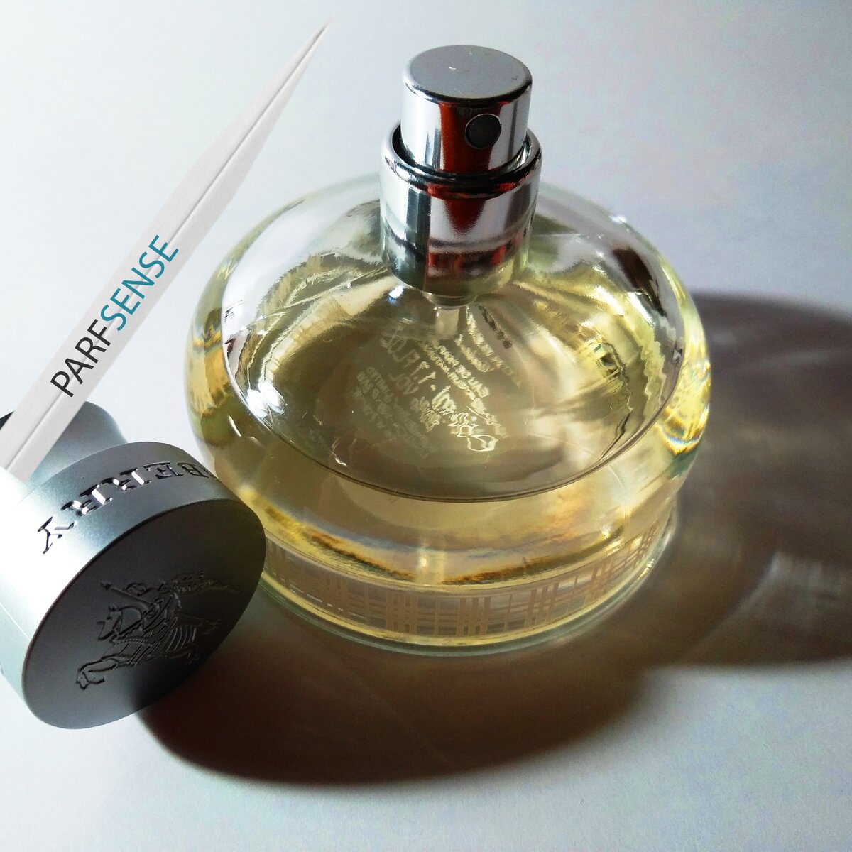 снимает шляпу. фото автора