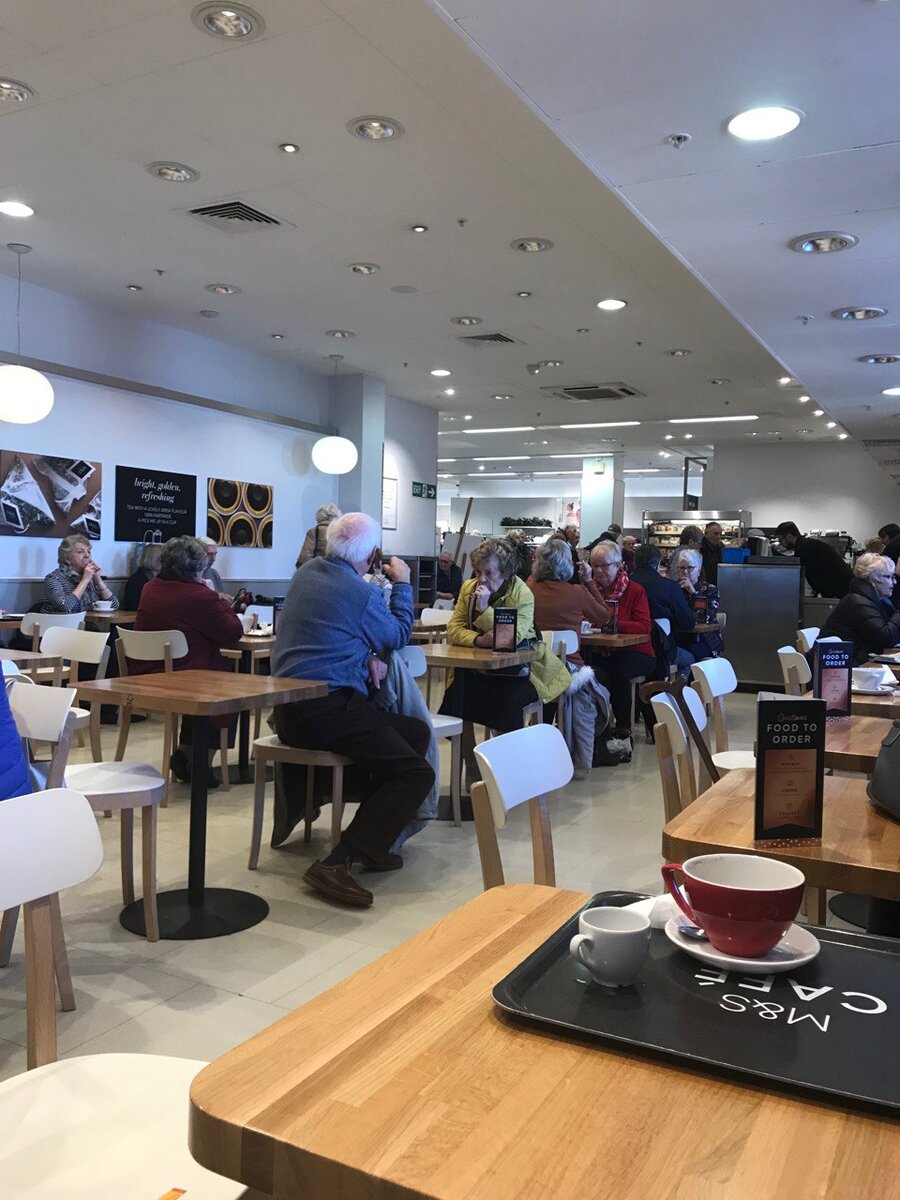 Пожилые люди в их любимом месте: кафе Маркс и Спенсер (Великобритания)