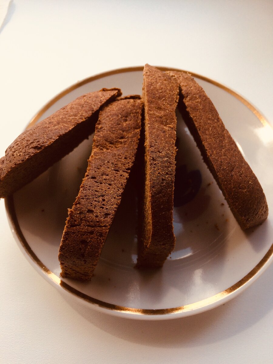 Вот такие кусочки ароматного домашнего бородинского хлеба получаются, если испечь его по рецепту ниже