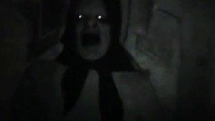 Это случилось в девяносто восьмом году. Та история в подвале. Да, кажется, именно тогда. Нам было по одиннадцать лет. У некоторых ребят уже были компьютеры, но мы не просиживали штаны дома. Прятки, войнушки, чиж, городки – я мог бы назвать пару десятков игр, и это не считая тех, что были с мячом. Если случалось говорить, то особое предпочтение мы отдавали страшилкам и рассказам об НЛО. Да, страшилки – так мы это называли. Мы любили попугать друг друга. После таких посиделок, если на улицу успевала опуститься ночь, мы ещё меньше хотели идти домой. Ведь пришлось бы подниматься по тёмному подъезду. Тогда мы ещё верили в монстров. Впрочем, я до сих пор убеждён в их существовании.  
Да, мы проводили много времени вне дома, так что можно сказать мы выросли на улице (в самом лучшем смысле этого выражения). Даже Артём, который не дружил с другими детьми, и тот знал занятие повеселее, чем просмотр мультиков. 

Однажды он позвал меня поохотиться на сусликов. Я находили норы, я заливал одну водой, а Артём с лопатой наперевес ждал, когда из другой появится суслик. Бам! Труп. За один день мы убили семь или восемь, но, клянусь Богом, мне разонравилось это занятие сразу после взгляда на первую мёртвую тушку. А вот Артём вошёл в раж. Одного суслика он скормил своему псу по имени Босс. Отвратительнее зрелища я не видел. 

К Боссу у Артёма было странное отношение. Со одной стороны, он выгуливал пса, кормил и убирал за ним дерьмо. В общем делал всё то, что полагается любящему хозяину, и никогда не отлынивал. С другой стороны, Боссу крепко доставалось от хозяина. Ей-богу, на бедной псине шрамов было больше, чем на Джеки Чане. Шерсть вся выгоревшая. Подозреваю, Артём ставил над собакой какие-то химические опыты. 

А вот кошкам от Артёма доставалось ещё больше. Однажды он поймал одну, привязал к её хвосту десятиметровую бечевку и сбросил с крыши пятиэтажки. Картина, наверное, была ещё та. Сам-то я этого не видел, а слышал от Артёма. Но если человек с горящим взглядом рассказывает вам о том, с каким звуком позвонок отходит от мяса, будьте уверены, с головой у него не всё в порядке. 

Думаю, я назвал достаточно причин, по которым ребята старались обходить Артёма стороной. Но прежде чем я перейду к самому главному, я должен рассказать, как мы вообще оказались в том подвале. Всё проще простого. Макс, который жил в том же подъезде, что и Артём, достал ключи от подвала. Он сделал это не шалости ради - мы собирались обустроить там штабик. Да, дети тогда строили штабики. Свой первый мы – я, Макс и ещё пара наших друзей - сделали в кустах сквера, просто обложив их картонками и пенопластом. Второй раз мы подошли к делу серьёзнее. Подыскали подходящее дерево с крепким стволом и ветками, запаслись отцовскими инструментами и досками, которые нашли возле помойке. Сколько раз я саданул себя молотком по пальцу? А Макс так вообще, на гвоздь наступил. Вспоминать смешно и приятно. Тем более, что штаб мы всё-таки построили. А тут у нас наметилось кое-что посерьёзнее. Самое настоящее бомбоубежище, которое располагалось в подвале дома Макса. И Артёма. 

Работа шла весело. За первый день мы починили проводку, вынесли весь мусор и даже поклеили обои в первой секции. Во второй день – принялись за остальные. Через неделю оставалось только обзавестись мебелью и сколоть теннисный стол, в который мы мечтали научиться играть. Мы справились бы и быстрее, если бы не приходилось действовать тайком. Так сказать, без лишних глаз. 

Всё в нашем новом штабе было прекрасно, кроме одного – дальняя секция, проход в которую был заперт на металлическую дверь. У Макса и от неё были ключи, да только никто ту дверь открывать не собирался. Там жила Тварь. Первый раз, когда мы услышали скрежет за дверью, мы списали это на крысиную возню. Мы как раз вычищали пол от их дерьма, поэтому долго гадать нам не пришлось. Крысы – это, конечно, неприятно, но пока они находились за железной дверью, можно было не беспокоиться. Но в день, когда мы услышали протяжный вой, будто волк угодил в капкан, мы решили закончить с ремонтом пораньше. У всех нашлись дела поважнее. Вернулись мы в подвал только через два дня. Хорошенько осмотрели дверь, посовещались и решили, что в той комнате находится труба вентиляции или что-нибудь в этом духе. Что нам, ветра бояться? Но всё же, в дальнюю секцию мы старались не заходить. 

А однажды мы придумали вот какую забаву. Выключили свет и стали пугать друг друга страшными историями. Уверен, многие помнят про гробы на колёсах, про перчатки-убийцы и прочие страшилки. Страшилки – как же мне нравится это название! Оно звучит весело, пусть и содержит в себе несколько иное по смыслу слово. 

Так вот, в тот вечер мы всерьёз обсуждали вероятность существования вампиров и прочей нечестии. И тогда Макс поведал остальным про Тварь. 
- Она живёт там, - указал он в дальнюю секцию, - за дверью. 
Ребята рассмеялись. 
- Вовремя ты это придумал, - заметил я. 
- Ничего я не придумал. Мне Лёша сказал. 

Лёшей звали старшего брата Макса. К тому времени ему уже было лет двадцать, так что сопляки, вроде нас, верили его словам безоговорочно. 
- Тварь живёт там уже лет тридцать, - продолжал Макс. – Когда-то она была человеком. Мальчиком. Он был младшим в своей семье. Его отец был помешан на угрозе ядерной войны и, однажды услышав взрыв, он повёл свою жену и детей сюда, в бомбоубежище. Они не выходили оттуда несколько дней, а продуктов взяли с собой очень мало, и они быстро кончились. Старший сын умер от голода, и тогда… оставшиеся съели его труп. Мальчику так понравилось, что он попытался съесть и тех, кто ещё был жив. Он убил своих маму и папу, а потом съел их. Через несколько месяцев сюда пришли ремонтники, и мальчик съел их тоже. Так повторялось несколько раз, пока люди не заподозрили неладное. Снарядили команду и спустились в подвал. Мальчик за то время уже успел превратиться в Тварь, сильную и кровожадную. Он не побоялся напасть на спустившийся отряд, но всех одолеть не смог. Тогда он спрятался в дальней комнате и стал подзывать их. Люди не знали, как убить его, поэтому установили здесь дверь. Говорят, она выдержит даже выстрел из базуки. Но Тварь там уже очень долго, так что возможно, она совсем скоро проскребёт себе выход наружу. 

Пока Макс говорил, скрежет в двери усилился. Как сейчас помню, насколько сильно напугала меня последняя фраза. Да и самого рассказчика передёрнуло. 

- А что это были за взрывы? – спросил я. – Те, про которые отец Твари подумал, что это ядерные взрывы? 
- Ну, Лёша сказал, что в соседнем здании то ли лифт обрушился, то ли газовая плита взорвалась. Никто точно не знает. Может, и не было ничего такого. Семейка-то сумасшедшая была. 

За дверью раздался пронзительный вой, как будто Макс обидел Тварь. Мы не закричали, но не потому что не испугались. Скорее, наоборот – у меня сердце ушло в пятки, а по дороге забрало мой голос. Но не надо думать, что я и мои друзья были трусами. В конце концов, мы продолжали ходить в подвал. 

И однажды нас заметил Артём. Он был странным мальчиком, этот Артём – странным, но мальчиком. А это значит, любопытство унаследовалось им вместе с правом писать стоя. Он так страстно упрашивал показать бомбоубежище, что казалось, вот-вот расплачется. 

Мы долго не соглашались, а потом Макс подмигнул мне и сказал: 
- Ну ладно, уговорил. 

Мы спустились в подвал и показали Артёму наш штаб. Получилось что-то вроед экскурсии. Было даже немного приятно похвастаться перед кем-то проделанной работой. Но чем ближе мы подходили к дальней комнате, тем яснее мне становилось, что задумал Макс. 
- А там что у вас? – спросил Артём, указывая на дверь. 
- Если хочешь могу показать, - улыбнулся Макс. 
- Конечно, хочу. 

Макс снова достал связку ключей и посмотрел на остальных ребят. От его взгляда мне стало не по себе. Артём, конечно, успел проявить себя, но наша затея казалась мне уж слишком крутой. Ключ с трудом вошёл в скважину. Судя по всему, давненько нкито не открывал эту дверь. А когда Макс провернул ключ, раздался противный скрежет. Нет, не тот, что был раньше – просто замок заржавел. Но я всё равно сделал шаг назад. Остальные поступили так же. Все, кроме, Макса и Артёма. Последний ничего не подозревал. Когда остался последний оборот, Макс замер. Я надеялся, что он испугается и передумает. 
- Ну давай же, - произнёс Артём, - открывай скорее! 

Макс выдохнул, крутанул ключ, и замок щёлкнул. Он медленно открыл дверь. Подуло слабым, вонючим ветром, но никто не выпрыгнул на нас из темноты, а это уже радовало. «Макс – брехло такое, вечно что-нибудь нафантазирует», - даже подумал я. 
Макс тем временем предложил Артёму первому войти в комнату. Мальчик шагнул в темноту. 
- А здесь у вас света нет, что ли? – только и успел спросить он, прежде чем Макс захлопнул дверь. 

- Ну же, помогите мне, - прошипел Макс, пытаясь ухватиться за ключ в замке шатающейся двери. 
Я машинально подошёл к двери и стал удерживать её руками. Артём изо всех сил пытался выбраться. 
- Эй, вы чего?! – кричал он. 
Но Макс уже провернул ключ в обратном направлении. Мы отошли от двери и стали слушать, как Артём колотит в дверь. 
- Выпустите меня, уроды! Выпустите! 

От его крика звенело в ушах. Я слышал, как в голосе мальчика нарастает паника. Даже не будь на свете никакой Твари, представьте себе, что чувствует человек, оказавшись в незнакомом помещении без света. Да к тому же, там ещё и пахло довольно скверно. Наша шутка затянулась, но никто не спешил спорить с Максом. Кто-то из нас пробормотал: 
- Будет знать, как над животными издеваться. 

Может, это был Макс, или Саня, или Игорь. А может быть даже, это я сказал. 

Вдруг Артём перестал кричать. То есть вообще перестал шуметь. Мы минут пять простояли в тишине, гадая что могло случиться за дверью. И тогда мы услышали вой. Протяжный, как никогда прежде. А потом скрежет. До сих пор этот звук отдаётся у меня в ушах: «жизы-жизы-жизы-жизы-жизы-жизы-жизы-жизы». 
Звук всё нарастал, нарастал, и когда казалось, что скоро его услышит весь дом, он оборвася. Но тишина резала слух ещё больнее. 
Мы с ребятами переглянулись. 
- Эй, Артём, - позвал Макс.- Артём! Артём! 
- Открывай давай, - сказал я. 

Макс посмотрел на меня как на сумасшедшего. Я выхватил у него из рук ключи и подошёл к двери. Я, конечно, боялся Твари, но ещё больше я боялся, что мне придётся объяснять своему отцу, куда мы дели мальчика, жившего по соседству. Я открыл дверь. Вернее, я её приоткрыл. 
- Артёёём, - негромко позвал я. – Артёёёёём. Выходи. 

Но никто не откликался, а в темноте разглядеть что либо было невозможно. Вдруг дверь силой отворилась, да так что я свалился на пол. Остальные ребята с криком отпрянули к стене. Помню, я подумал, что у меня лежачего меньшего всего шансов спастись от Твари. Но прежде чем я успел подняться и дать деру – чем я несомненно бы опозорился перед ребятами – из комнаты вышел Артём. 

Он оглядел нас, каждому посмотрел в глаза, а Максу уделил больше времени. Но он не произнёс ни слова. Он просто прошёл мимо нас к выходу. Я думал, что Артём хоть дверью хлопнет напоследок, хоть как-то выразит свой гнев и обиду. Но нет, мы слышали только его шаги. Удаляющиеся шаги, которые скоро совсем растворились в тишине. 

Прежде чем уйти, мы не удержались и заглянули в комнату. Никакой Твари мы там не увидели. Только обрывки картонных коробок и крысиный помёт. Мы закрыли дверь на ключ и договорились больше никогда её не открывать. Скоро мы совсем перестали ходить в этот штаб. 

Ещё тогда Макс сказал: 
- Вы видели его взгляд? Говорю вам, Тварь вселилась в него. Мы же все слышали, она напала на Артёма и вселилась в него. 

Спустя пятнадцать лет Макс снова напомнил об этом. К тому моменту Артём уже был пойман. Весь город обсуждал это. Не рекорд, конечно, но, чёрт побери, всё-таки семнадцать трупов. В основном, женщины и дети, но были и мужчины. Семнадцать, и всего за два года! А скольких просто ещё не нашли? В наш двор то и дело наведывались журналисты. Сейчас они, понятное дело, приезжают гораздо реже. А тогда какая-то миловидная девчушка брала у Макса интервью, и тот выболтал ей историю пятнадцатилетней давности. Всё повторял: 
- Это Тварь, Тварь вселилась в него. 

Взрослый, вроде бы, мужик. Я рассказал то, что знаю об Артёме и вот, что ещё скажу. 
Если допустить мысль, что Тварь существовала на самом деле, и она в тот день действительно напала на Артёма, то я ставлю на победу последнего. Да, о Твари я кое-что слышал, кое-что ужасное. Но вот Артёма я видел вживую. И я видел, на что он способен. Артём сожрал Тварь – в это я готов поверить. 

Но скорее всего, нет никакой Твари. Есть только мальчик, которого заперли в тёмной комнате подвала. Мальчик, который сообразил, что вместо того, чтобы паниковать, лучше притихнуть и ждать, когда четверо запуганных пацанов сами откроют дверь. Мальчик, который мучил животных, а когда вырос, принялся за людей. Не было Твари – только тварь. Вот моё мнение. 

Это не значит, что я не верю в монстров. Повторюсь, я убеждён в их существовании. А тот, кто не верит в монстров, просто ни черта не смыслит в человеческой природе.