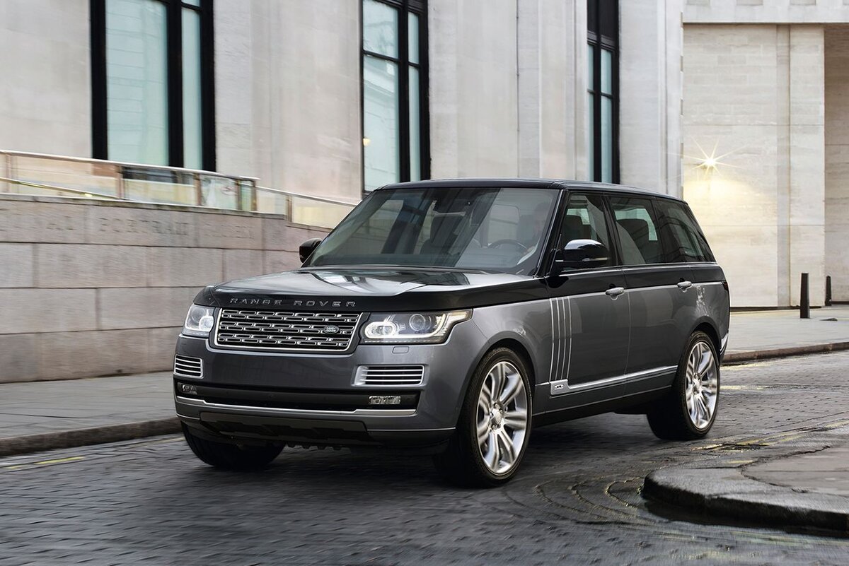 🔶Представляю вашему вниманию Range Rover SVAutobiography PHEV (P400e) с индексом L что означает Long «удлиненный». ⠀
😱Это первый Range Rover с расходом бензина в 1-2 литра в городе с электро двигателем.
⠀
💰Цена такого роскошного автомобиля состовляет около 500 000 долларов💵 с растаможкой в Узбекистане
⠀
🔷Воткни в розетку гибридный электромобиль! – так, например, можно перевести на русский язык аббревиатуру PHEV (plug-in hybrid electric vehicle)
⠀
🔷Для полной зарядки батареи Range Rover PHEV от бытовой электросети требуется 11,5 часа. После чего запас хода на электротяге составит 49 км, обещает бортовой компьютер гибрида. И врет: запаса батареи хватает приблизительно на 20 км
⠀
💯РАЗГОН: 6.8 секунд до 100 км/ч
⠀
🚀Двигателей тут 2:
⠀
🔌 1) один электро двигатель
🔥 2) двух литровый 16 клапанный бензиновый двигатель
⠀
🔶Мощность: 🐎404 лошадиных сил
⠀
⛽️Расход: 1.3 литра бензина на 100км в городе
⠀
P.S
⠀
🔌(1.3 при условии если вы основном ездите на электро-двигателе)
⠀
‼️‼️‼️Давайте устроим батл в коментария пишите что лучше Tesla model X или Range Rover PHEV SVA⁉️
⠀
#rangerover #landrover #sva #svautobiography #rr #rangeroverphev #rangerovervogue #электромобиль  #ренджровер #academeg