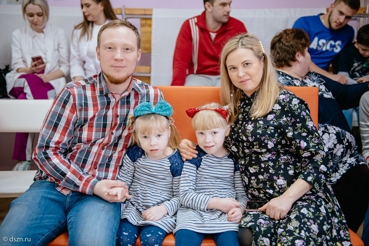 С каждым годом возрастает спрос на обучение различным родительским навыкам. Но если для мам и пап полностью здоровых детей это вопрос желания и осознанного выбора, то для семей, в которых воспитываются дети с двигательными нарушениями, это острая необходимость.