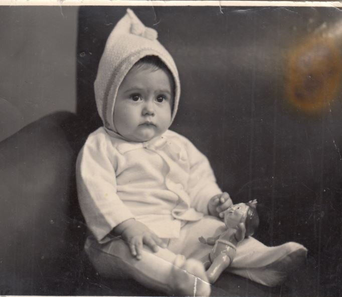 Ребёнок с игрушкой. Фотография. 1960-е гг.