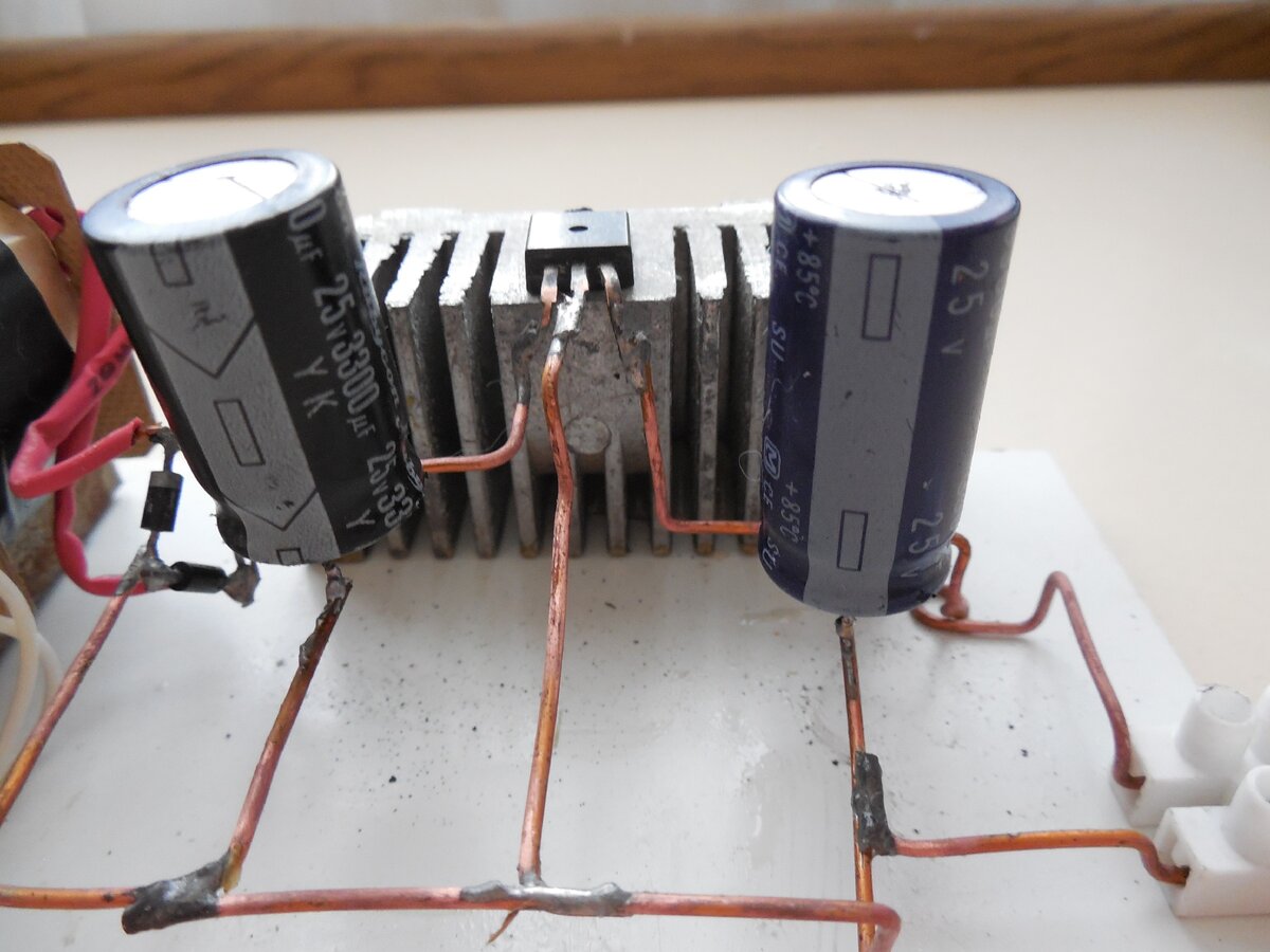 Схема Регулируемый блок питания на LM317 (КРЕН)