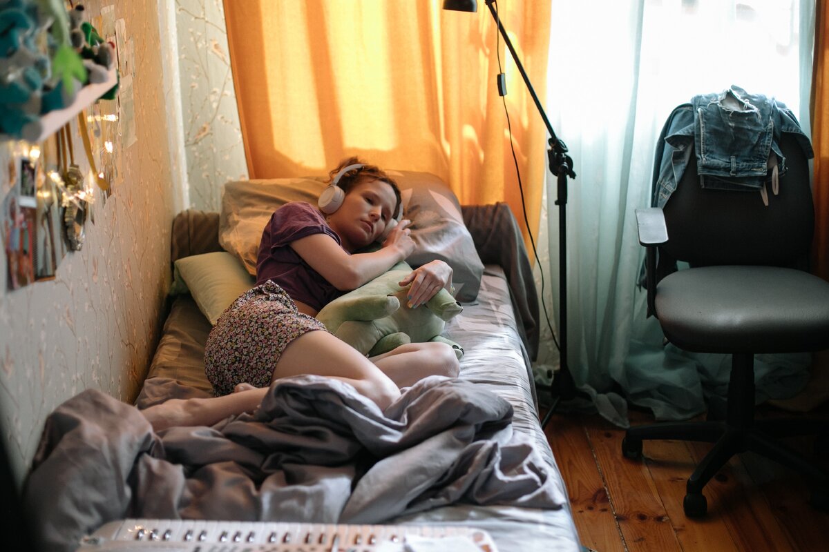 Родные фильм 2021. Монеточка певица в фильме родные. Сериал родня с буруновым. Фильм с буруновым 2021. Сергей бурунов 2021 родные.