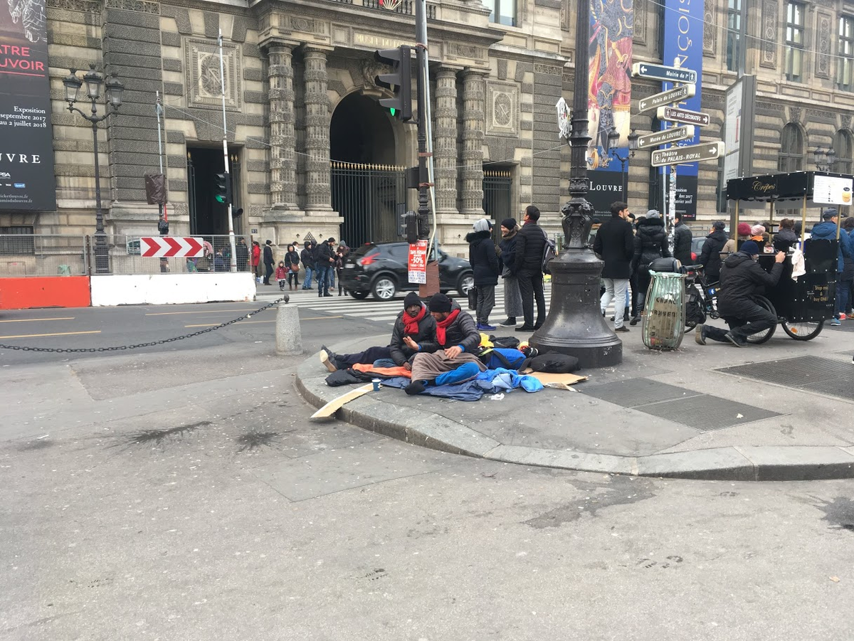 фото автора, бездомные расположились напротив Лувра