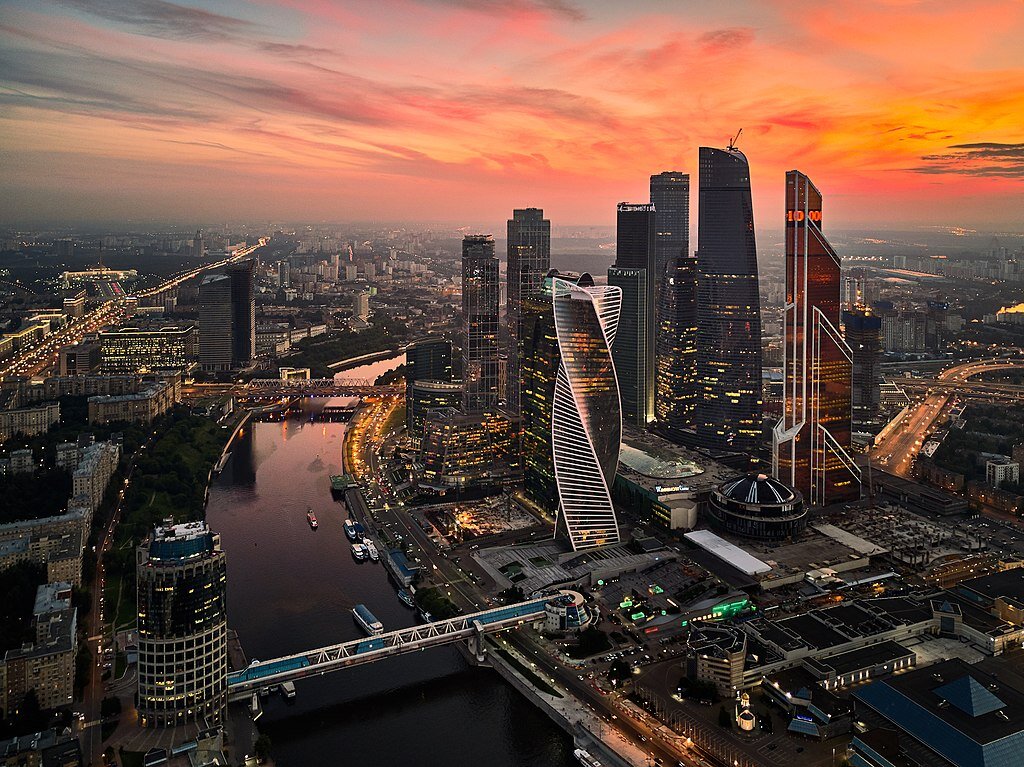 Сити - смотровая площадка, вид напротив перед входом на мост "Багратион"