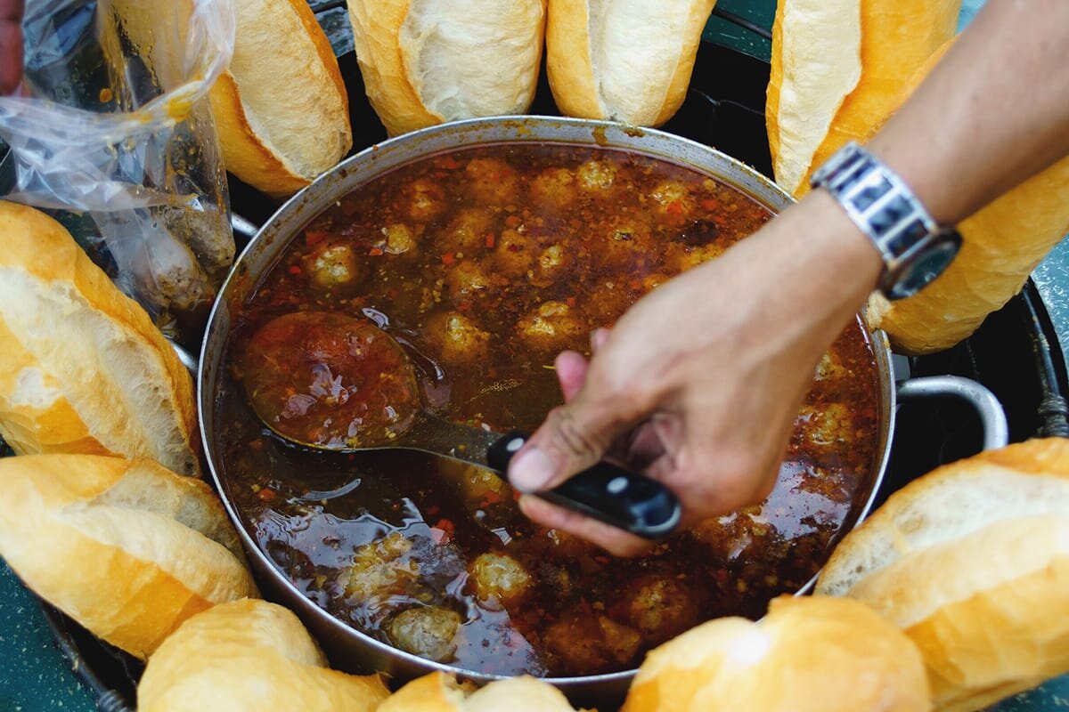 горячий бульон и тефтели в качестве наполнителя