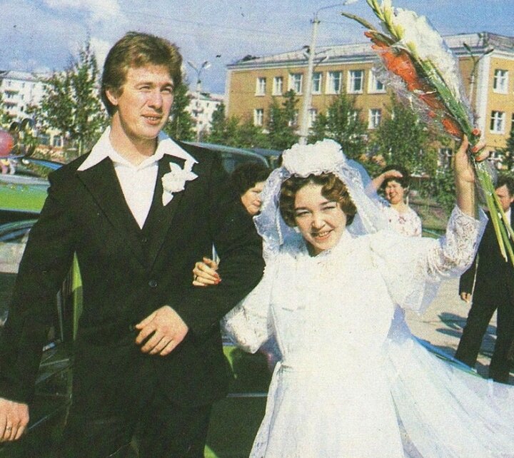 В последнее время всё чаще звучат предложения доплачивать россиянам за крепкую и продолжительную семейную жизнь. Сторонники идеи заявляют, что это должна быть выплата, установленная на федеральном уровне.