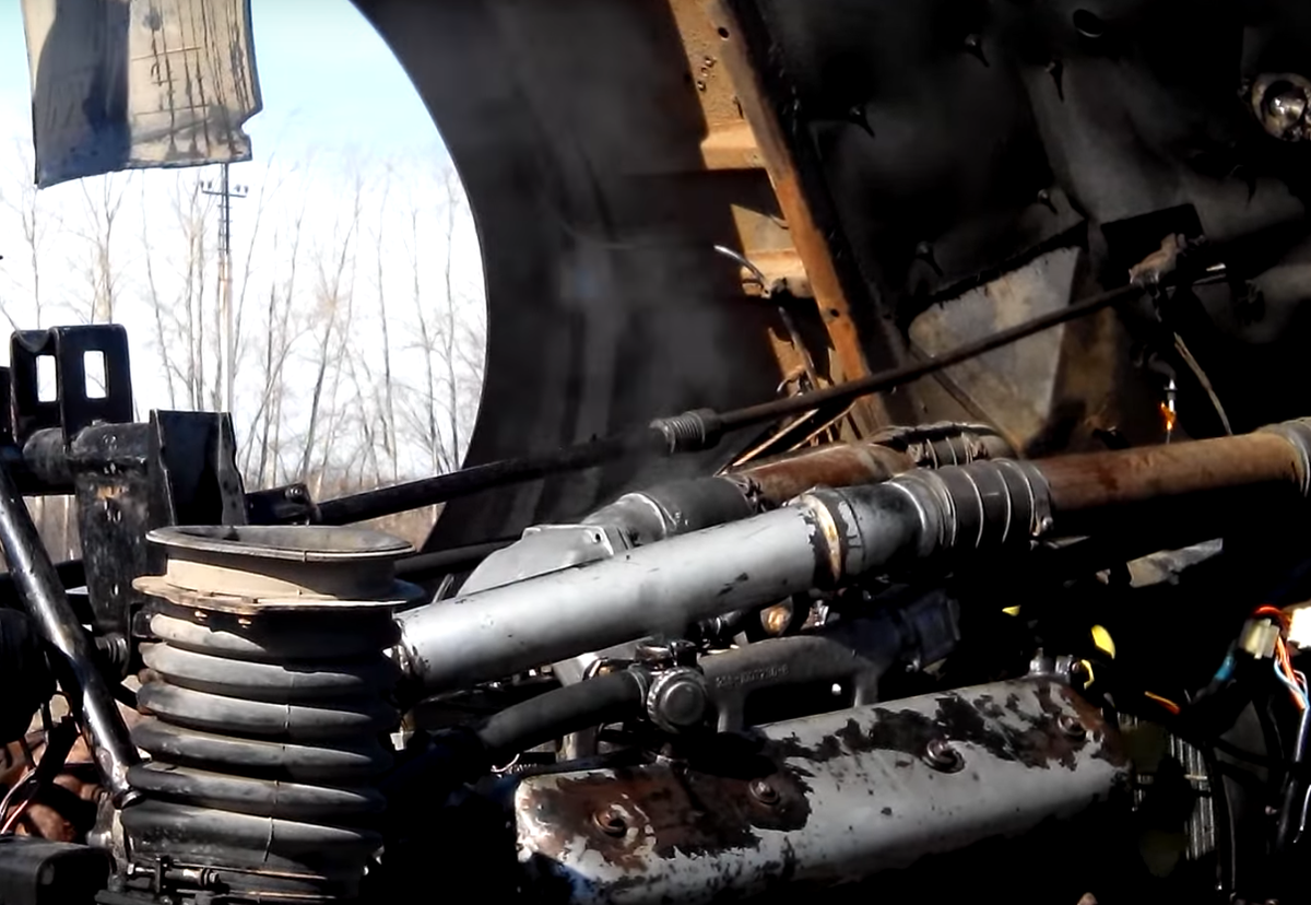 Двигатель "сапунит", то есть из него выходит характерный дым 