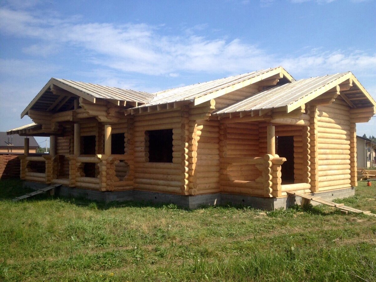 Одноэтажный дом из оцилиндрованного бревна