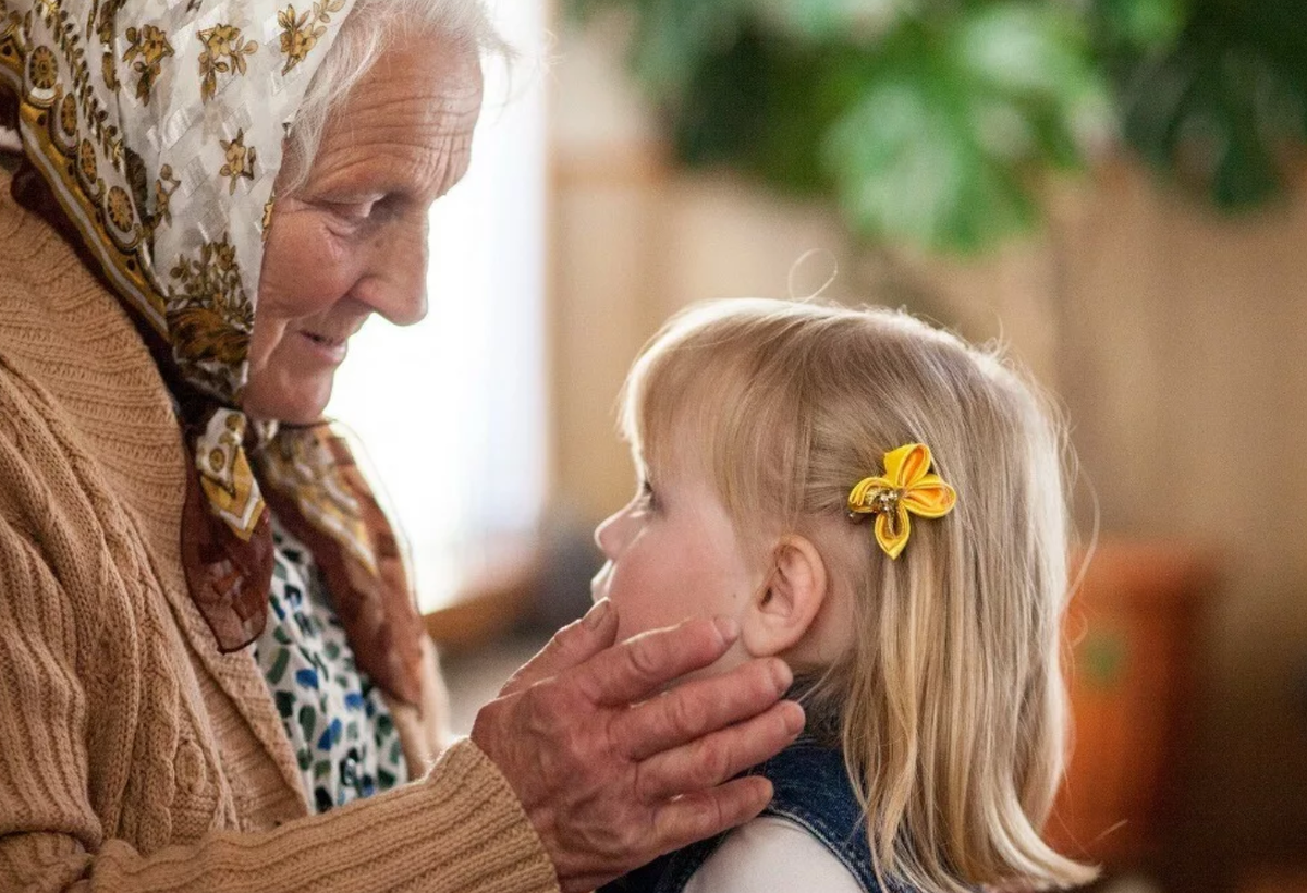 женщина с внуками. воспитание внуков. бабушка и внучка. книги по воспитанию внуков. внучка воспитана бабушкой.