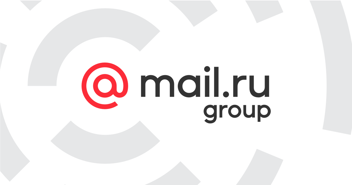 23 июля. FINMARKET.RU - Выручка Mail.ru Group во 2-м квартале 2020 года увеличиласб в годовом выражении на 25,5% и составила 25,37 млрд рублей, говорится в финансовом отчете интернет-холдинга. Показатель EBITDA компании вырос на 3,9% - до 7,47 млрд рублей. Рентабельность EBITDA в отчетном периоде составила 29,5%. Показатели оказались лучше консенсус-прогноза "Интерфакса". Опрошенные накануне аналитики ожидали, что выручка Mail.ru Group составит 23,04 млрд рублей. Эксперты прогнозировали EBITDA в размере 5,7 млрд рублей, рентабельность EBITDA - 24,7%. Рекламная выручка компании в апреле-июне снизилась на 5,2% - до 7,98 млрд рублей. "Динамика сегмента онлайн-рекламы тесно связана с темпами роста и перспективами бизнеса. На момент начала II квартала это направление было крупнейшим источником выручки Mail.ru Group (в первом квартале оно обеспечило 38% выручки)", - говорится в материалах Mail.ru Group. В мае-июне активность рекламодателей постепенно восстанавливалась. Несмотря на негативную динамику сегмента во 2-м квартале, Mail.ru Group рассчитывает, что в отчетном периоде результаты направления оказались лучше рыночных и компании удалось увеличить долю рынка. Игровое направление принесло Mail.ru Group 11 млрд рублей - на 46% больше, чем годом ранее. EBITDA сегмента увеличилась на 66,5% - до 2,36 млрд рублей. Выручка от MMO-игр в отчетном квартале выросла на 47,7% год к году - до 10,13 млрд рублей (наибольший темп роста выручки пришелся на апрель - более 60% в годовом сравнении). Доля международной выручки в сегменте достигла 74%. Компания во II квартале запустила 3 новых проекта и сохраняет планы по выпуску игр на вторую половину 2020 и на 2021 год. Доходы от пользовательских платежей за соцсервисы (Community IVAS) выросли на 16,7% и составили 4,55 млрд рублей. Выручка сегмента "Коммуникационные сервисы и соцсети" (в него входят все соцсети, электронная почта, поиск, портал и музыка) увеличилась на 0,73% и составила 11,74 млрд рублей. EBITDA сегмента сократилась год к году на 9,6% - до 5,72 млрд рублей. При этом выручка "ВКонтакте" выросла более чем на 8% по отношению ко 2-му кварталу 2019 года (абсолютный показатель не раскрывается). В июне месячная аудитория соцсети в РФ выросла на 4,8% год к году - до 73 млн, из которых 67 млн посещают ресурс с мобильных устройств. Выручка сегмента "Новые инициативы" (в него входят "Юла", Maps.me, сервисы в области образовательных технологий, включая Skillbox, Geekbrains, и новые B2B-проекты, в т.ч. Mail.ru Cloud Solutions и разработчик голосового помощника "Маруся" и колонки "Капсула" MRG Tech Lab) увеличилась на 139% - до 2,69 млрд рублей. Отрицательная EBITDA сегмента составила 608 млн рублей против отрицательного показателя в 553 млн рублей во 2-м квартале 2019 года. Рост выручки сегмента в Mail.ru Group связывают с результатами направлений онлайн-образования и B2B, а также улучшением показателей монетизации "Юлы". Так, выручка направления онлайн-образования выросла на 264%, превысив 1 млрд рублей. Выручка "Юлы" выросла на 25% - до 569 млн руб. Аудитория сервиса объявлений в июне составила 27 млн активных пользователей, показав рост год к году на 6%. Mail.ru Group ожидает, что выручка "Юлы" по итогам года составит 2,7-3 млрд рублей, убыток по EBITDA в пропорции к выручке ожидается на уровне 2019 года или меньше. Чистая прибыль Mail.ru Group без учета ассоциированных компаний и СП во 2-м квартале выросла на 8,2% - до 3,45 млрд рублей. Убыток Mail.ru Group от участия в совместных предприятиях в сфере электронной коммерции "AliExpress Россия" и в сфере доставки еды и такси со Сбербанком (включает преокты Delivery Club, "Самокат", "Ситимобил", YouDrive и др.) в отчетном периоде составил 2,17 млрд рублей. Выручка Delivery Club во II квартале выросла в 2,9 раза - до 2,5 млрд рублей год к году. Общее количество заказов составило 16,1 млн, что в 3 раза превышает показатель годом ранее. Mail.ru Group ожидает "по меньшей мере удвоения выручки" Deliveru Club в 2020 году. Выручка сервиса доставки продуктов "Самокат" превысила 2 млрд рублей, увеличившись в 70,9 раза по отношению ко II кварталу 2019 года. Общий оборот такси-сервиса "Ситимобил" вырос в 1,8 раза год к году и составил 7,6 млрд рублей. Количество поездок выросло в 3 раза, до 35,7 млн. По итогам 2020 года "Ситимобил" ожидает роста поездок более чем в 3 раза - до более чем 230 млн. Чистая задолженность Mail.ru Group на конец 2-го квартала зафиксирована на уровне 8 млрд рублей. На 30 июня остаток денежных средств и их эквивалентов на балансе Mail.ru Group составил 14 млрд рублей.