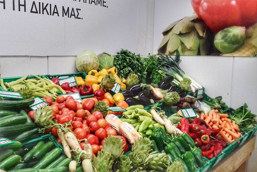 Овощи и фрукты продают и в супермаркетах, но не все продукты там местные. Например, чеснок бывает китайский (фото автора)