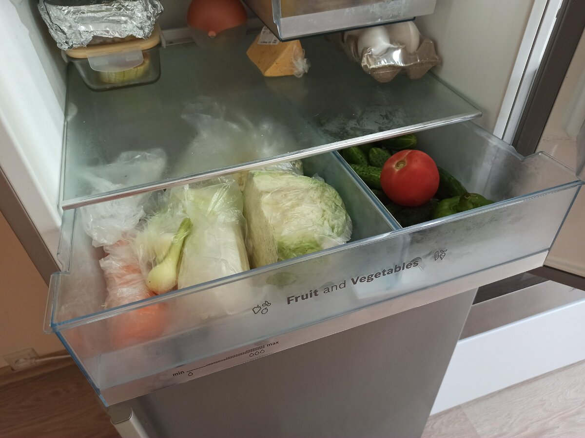 в холодильнике замерзают продукты на полках