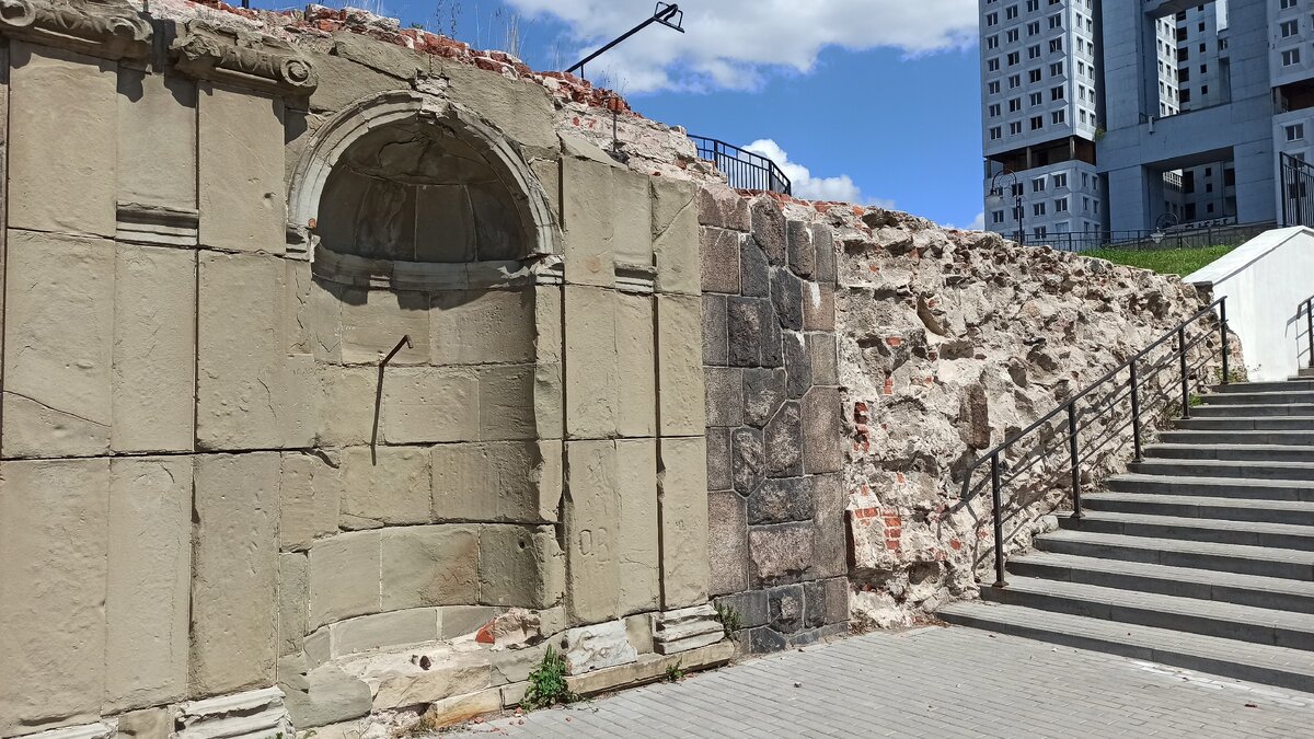 Фрагмент стены Королевского замка. Листайте ленту дальше
