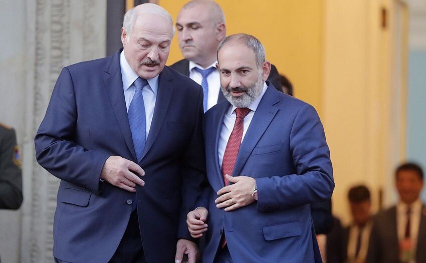 Президент Беларуси Александр Лукашенко и премьер-министр Армении Никол Пашинян. Фото: rbk.ru    