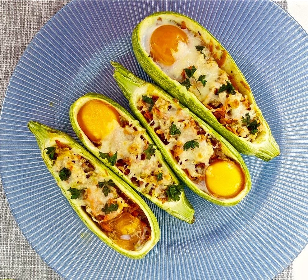 Кабачковое хачапури с творогом и сыром.