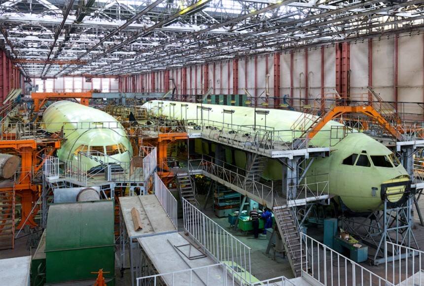 Ил-96-400М в сборочном цеху