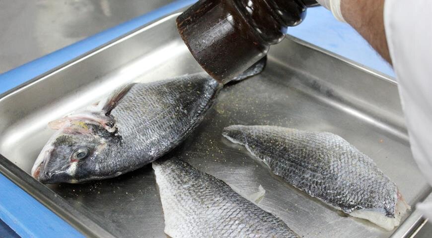 Подготовка дорады, специально для www.gastronom.ru 