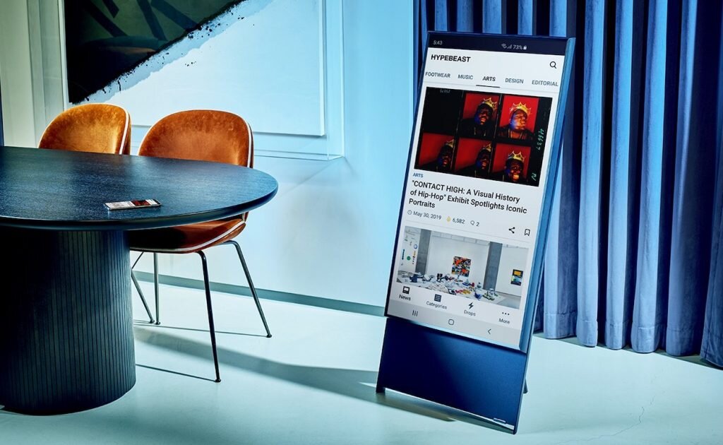 Samsung The Sero в вертикальном положении