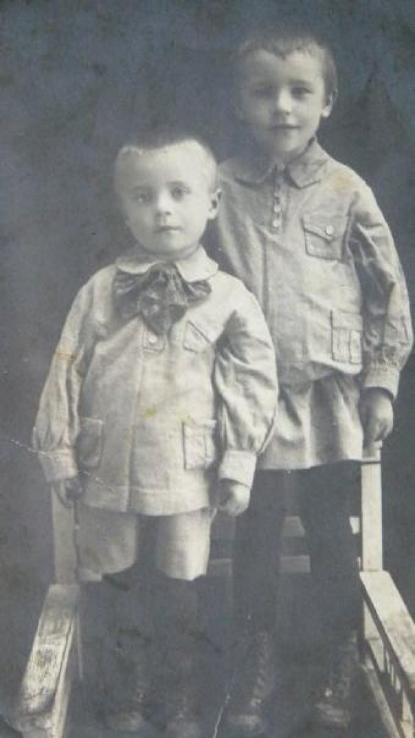 В детстве со старшей сестрой Юлией. Из семейного фотоархива 