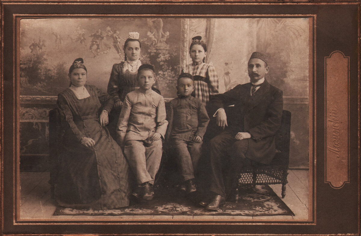 богатая семья  татар до революции,фото с открытого доступа.