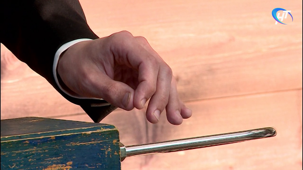 Одно неловкое движение и музыкант не получит нужный звук. Терменвокс — самый фантастический и единственный бесконтактный инструмент в мире. Настоящая электронная музыка, которую умельцы буквально извлекают из воздуха, частенько звучит в фильмах и мультиках. 
