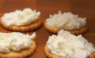 Крекеры смазываем плавленым сыром.