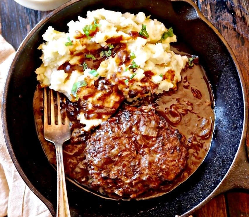 Бифштекс с перечным соусом и картофельным пюре.