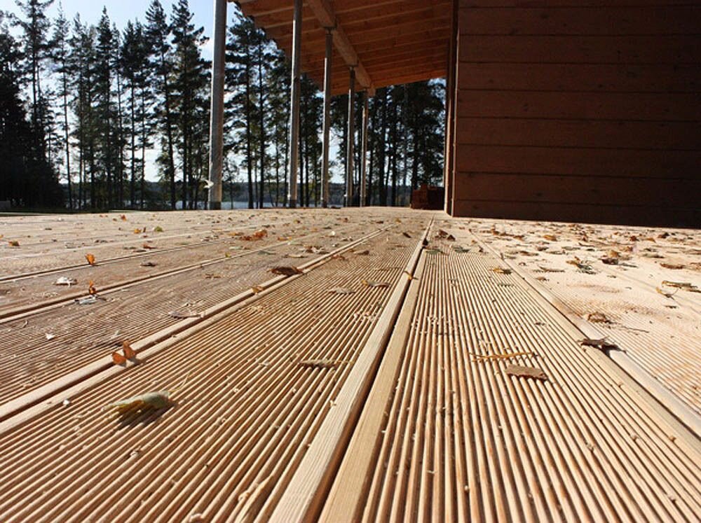 Террасная доска "Вельвет" через месяц после настила. Кроме того, тут она ещё и неправильно уложена