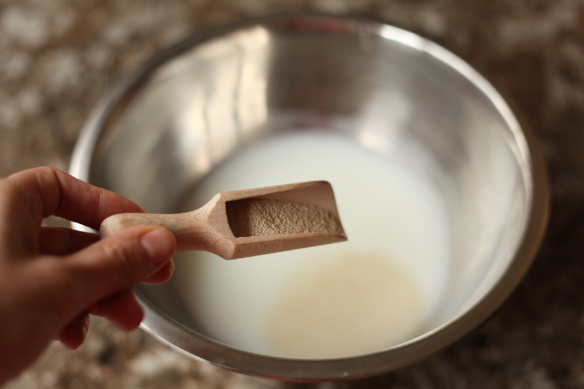 Добавляю дрожжи