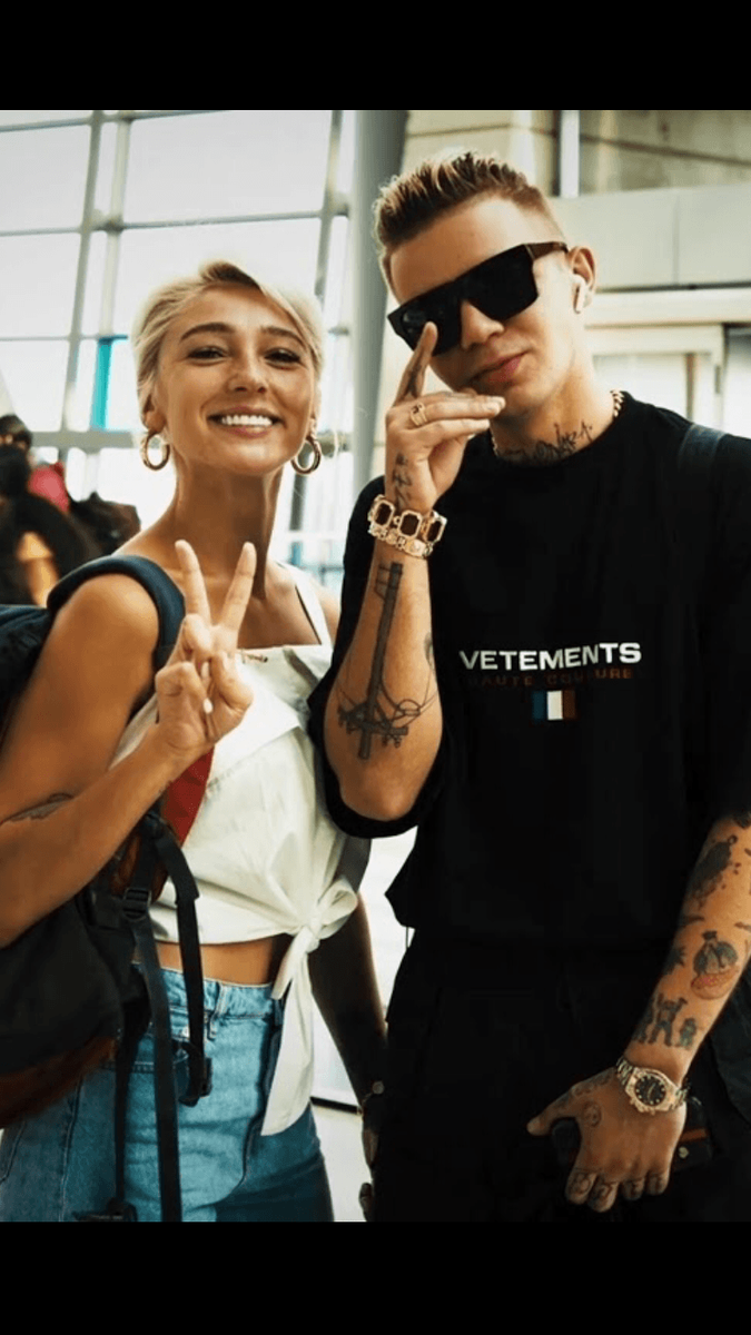 Настя родилась в Санкт-Петербурге 8 марта 1991года(29лет). Работала мастером по маникюру. Девушка сделала большой шаг и переехала в столицу. Там познакомилась с солистом группы "Челси" Арсением Бородином, который предложил Насте снимать смешные ролики и у девушки неплохо получилось,за год она набрала 3млн подписчиков .В 2016 году Анастасию пригласили на канал "Ю". После участия в этой программе её стали узнавать на улице.  "Пятница" пригласила Настю быть ведущей программы "Орёл и решка" с Антоном Пушкиным, которые проявлял к Насте романтические чувства,но в 2018 году девушка объявила о завершении проекта. В июне 2018 стала ведущей премии Муз-ТВ. В июле появилась собственная программа девушки  "AgentShow". 