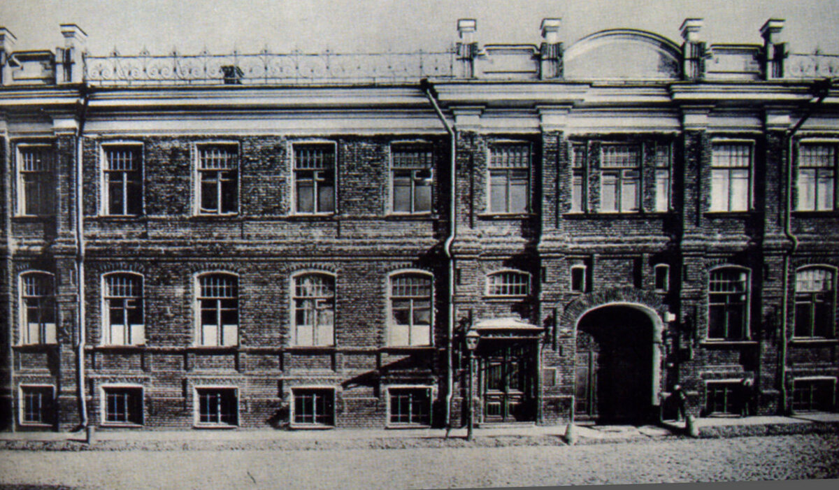 Фото дома 35 я не нашел, но это дом 37 по Якиманке. Тоже не очень весело.