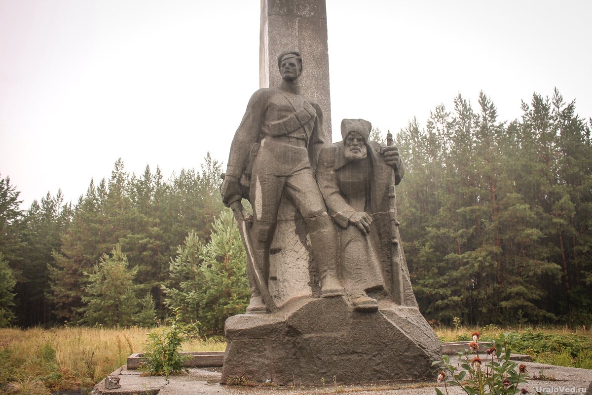 Гора извоз. Памятник на извоз горе Верхнеуральск. Памятник партизанам, Верхнеуральск. Памятник на извозе.