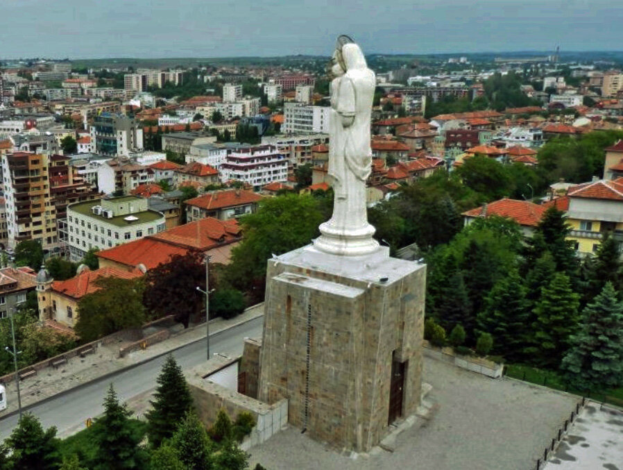 Болгария. Хасково. Монумент Святой Богородицы с младенцем