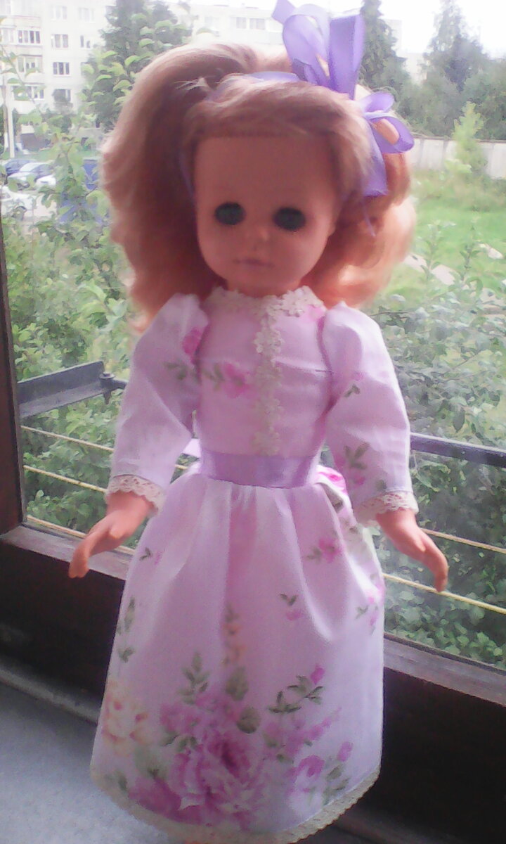 Анни в новом платье.