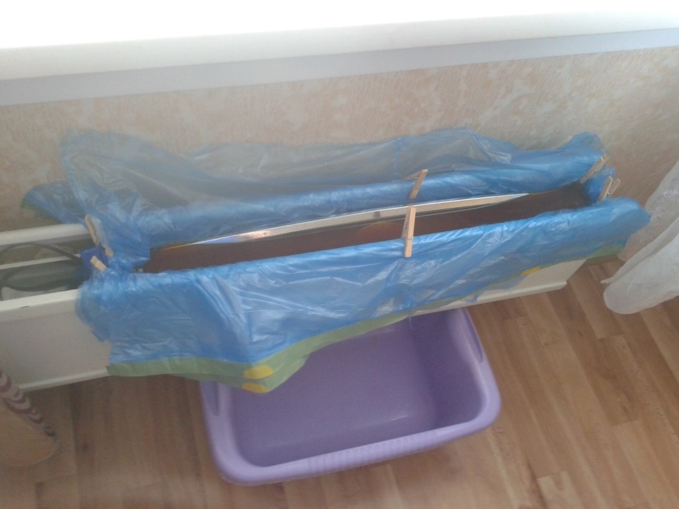 Вот такую ванночку из мусорного пакета я придумал в батарее, чтобы в нее погрузить решетку радиатора