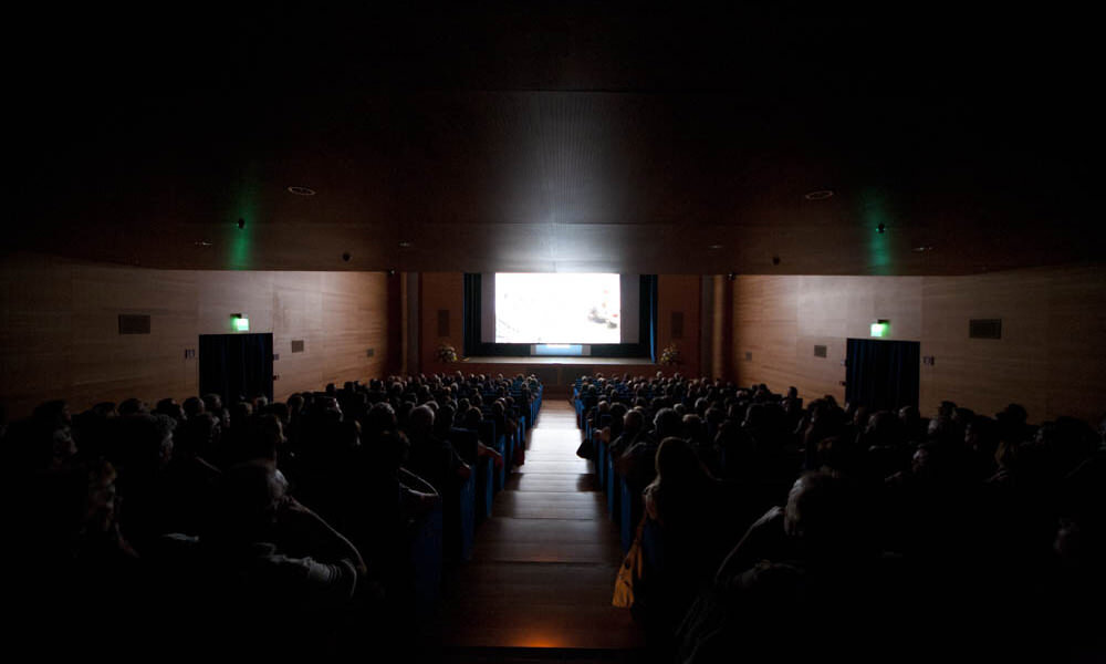 показ в театре "Виктория"